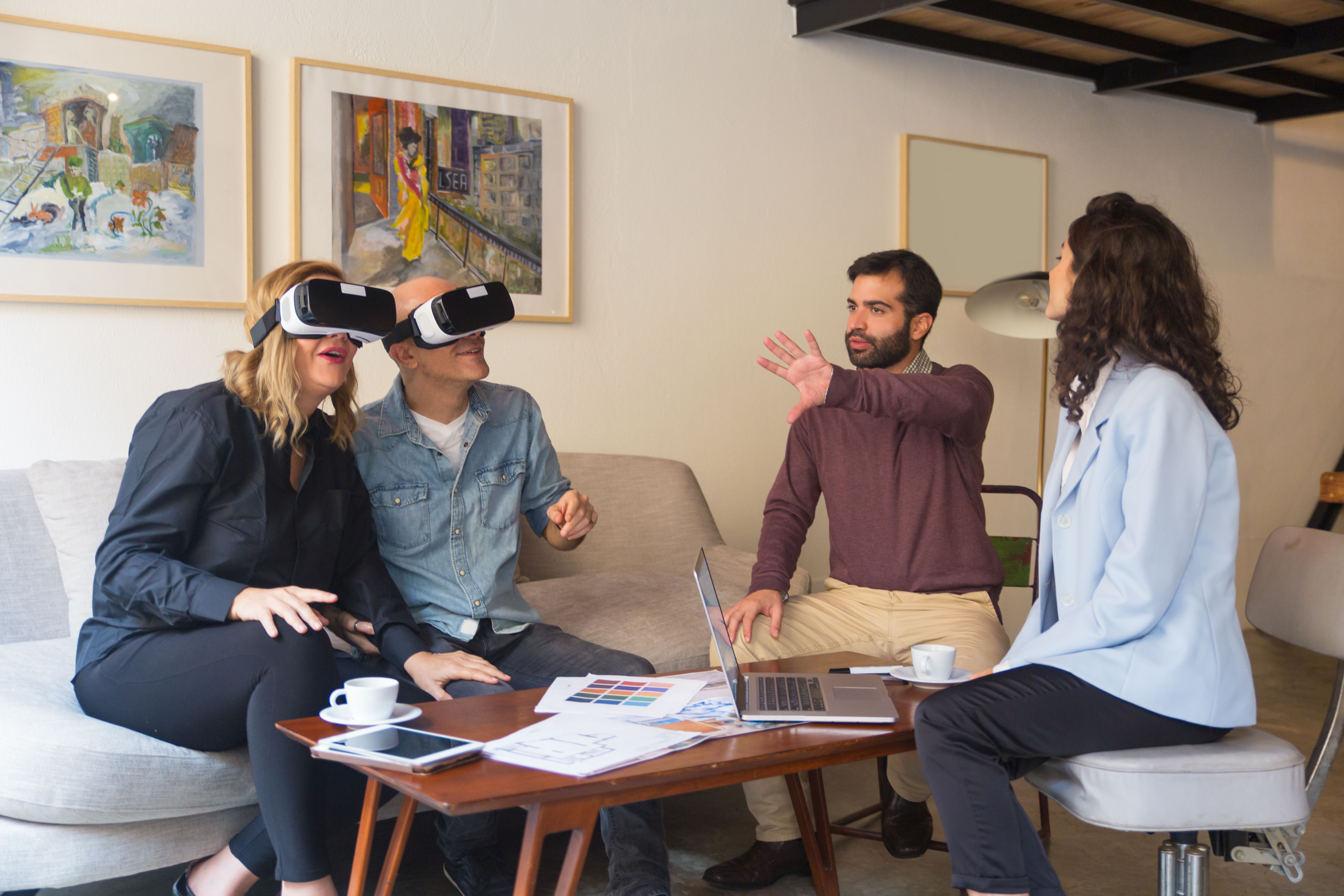 corretor apresentando imóvel com óculos de realidade virtual